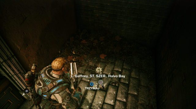 Po zniszczeniu drzwi przejdź korytarzem w prawo, gdzie na ścianie odnajdziesz symbol odtajnionej misji - Ogrody muzeum - Muzeum chwały wojskowej - Gears of War: Judgment - poradnik do gry