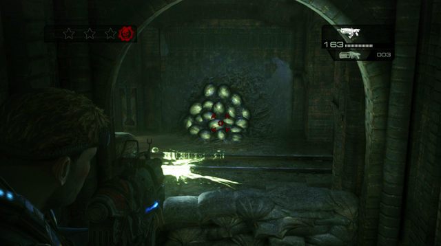 Schodząc po schodach, na ścianie odnajdziesz symbol odtajnionej misji - Archiwa - Muzeum chwały wojskowej - Gears of War: Judgment - poradnik do gry