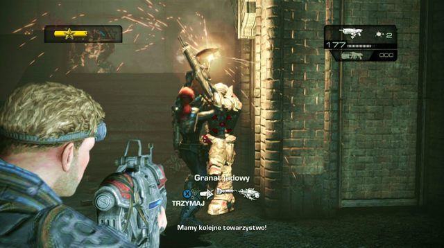 Na prawej ścianie odnajdziesz symbol odtajnionej misji - Skarbiec - Muzeum chwały wojskowej - Gears of War: Judgment - poradnik do gry