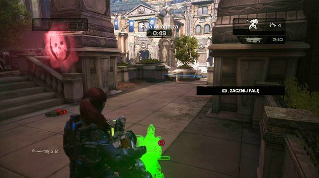 Wykorzystaj kuszę z potykaczem, którą odnalazłeś na końcu poprzedniego etapu, by rozstawić pułapki w przejściach po lewej oraz prawej stronie (strzał musi osiągnąć maksymalny naciąg, by wbić się w ścianę) - Miejsca katastrofy - Akademia Wojskowa Halvo Bay - Gears of War: Judgment - poradnik do gry