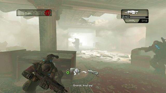 Wejdź po schodach, a na skrzyniach po lewej stronie odnajdziesz symbol odtajnionej misji - Willa Magadha - Seahorse Hills - Gears of War: Judgment - poradnik do gry