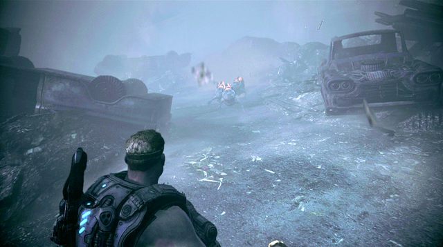 Wyważ drzwi, by wejść do sklepu, na tyłach pomieszczenia po prawej stronie, za regałami odnajdziesz granaty - Ponowne spotkanie - Pokłosie - Gears of War: Judgment - poradnik do gry