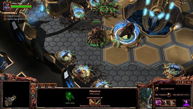 Nasza nowa podopieczna może nie tylko wytwarzać nowe jednostki lecz również korzystając z inwazji pasożytniczej zbierać biomaterię - Wewnętrzny wróg | Kampania - Kaldir | StarCraft II Heart of the Swarm - StarCraft II: Heart of the Swarm - poradnik do gry