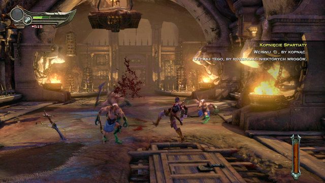 Gdy pojawią się przeciwnicy uzbrojeni w miecze zostaniesz poinstruowany o możliwości wykopania go im z rąk - Pogoń za Furią w God of War Wstąpienie - God of War: Ascension - poradnik do gry