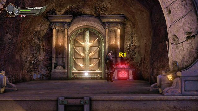 Na górze natrafisz na czerwoną skrzynię oraz drzwi - Pogoń za Furią w God of War Wstąpienie - God of War: Ascension - poradnik do gry