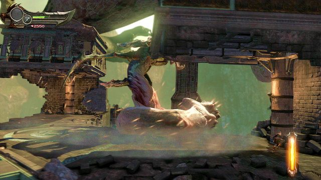 Pierwsza oraz druga faza są bardzo podobne zmienia się jedynie częstotliwość różnych ataków bossa oraz przestrzeń, jaką mamy do dyspozycji - Druga walka z ręką Hekatonchejrona | God of War Wstąpienie - God of War: Ascension - poradnik do gry