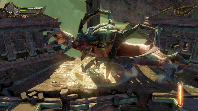Ponowne chwycenie ogłuszonego bossa zmniejszy pole walki do jednego tylko fragmentu i rozpocznie ostatnią fazę starcia - Druga walka z ręką Hekatonchejrona | God of War Wstąpienie - God of War: Ascension - poradnik do gry