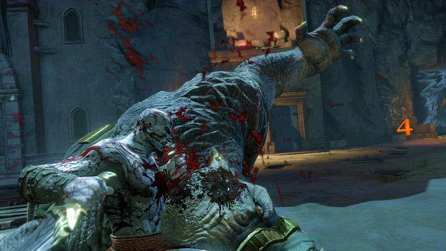 Ogłuszenie słonia spowoduje, że będziesz mógł go na chwilę dosiąść (biały łuk nad przeciwnikiem) lub ostatecznie wykończyć (czerwony łuk nad przeciwnikiem) - Początek wioski (1) - God of War: Ascension - poradnik do gry