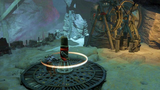 Trzymając za dźwignię prowadzić Kratosa po okręgu aż do momentu zablokowania mechanizmu - Początek wioski (2) - God of War: Ascension - poradnik do gry