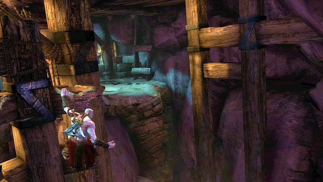 Aby pokonać przepaść wskocz na belki po lewej i przejdź po nich w prawo i w dół - Początek wioski (2) - God of War: Ascension - poradnik do gry