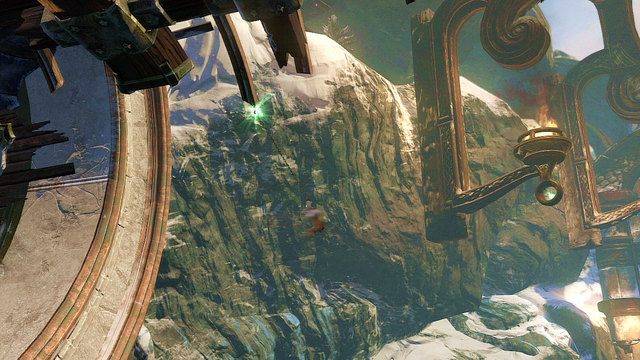 Przeskocz na drewnianą ściankę po prawej i wspinaj się po nie do góry a potem w lewo aż dojdziesz do świecącego na zielono punktu - 8 Trzewia Pytona,Brzuch Pytona | Opis przejścia | God of War Wstąpienie - God of War: Ascension - poradnik do gry