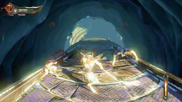 Podczas podróży staraj trzymać się z przodu dostępnego fragmentu by mięć jak najwięcej czasu na pozbywanie się przeszkód, walkę z przeciwnikami traktuj jako zadanie drugorzędne - Przejażdżka fioletowym pytonem | God of War Wstąpienie - God of War: Ascension - poradnik do gry