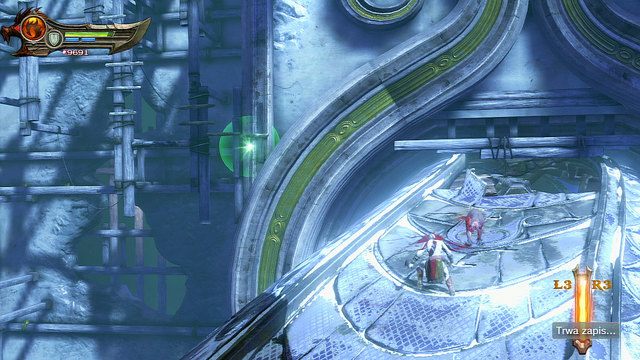 Walcząc z demonicznymi psami dojedziesz do kolejnego zdobionego tunelu oraz punktu zaczepienia po lewej - Przejażdżka fioletowym pytonem | God of War Wstąpienie - God of War: Ascension - poradnik do gry