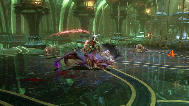 Gdy nad cerberem pojawi się biały łuk będziesz mógł go na chwilę dosiąść i wykorzystać go do pozbycia się mniejszych przeciwników - Walka z Cerberem | God of War Wstąpienie - God of War: Ascension - poradnik do gry