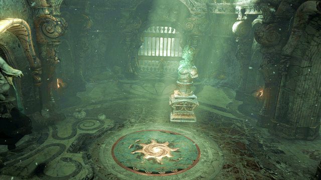 Zaciągnij się teraz gazem i podczas trwania zmiany rzeczywistości ściągnij posąg z zapadni i wbiegnij w zamkniętą bramę tak by znaleźć się między nią a tą podniesioną - Zagadki z posągami i droga do katakumb | God of War Wstąpienie - God of War: Ascension - poradnik do gry