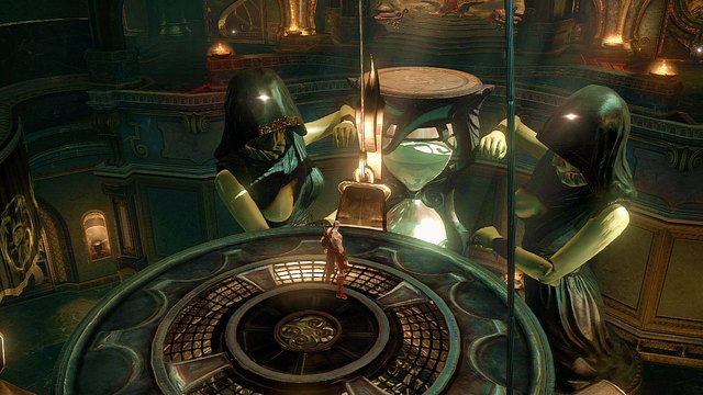 Przeskocz na żyrandol, a następnie rozbujaj go chwytając za głowy posągów - Biała klepsydra | God of War Wstąpienie - God of War: Ascension - poradnik do gry