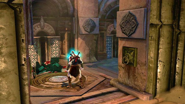 U wejścia do korytarza znajdziesz zniszczoną czerwoną skrzynię - 14 - Zbiornik - Ponownie | Opis przejścia | God of War Wstąpienie - God of War: Ascension - poradnik do gry