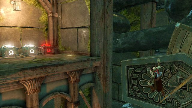 Przejdź kilka kroków w lewo, wskocz na koło zębate, wejdź po nim do góry i przeskocz w lewo na kamienną półkę - Wnętrze posągu | God of War Wstąpienie - God of War: Ascension - poradnik do gry