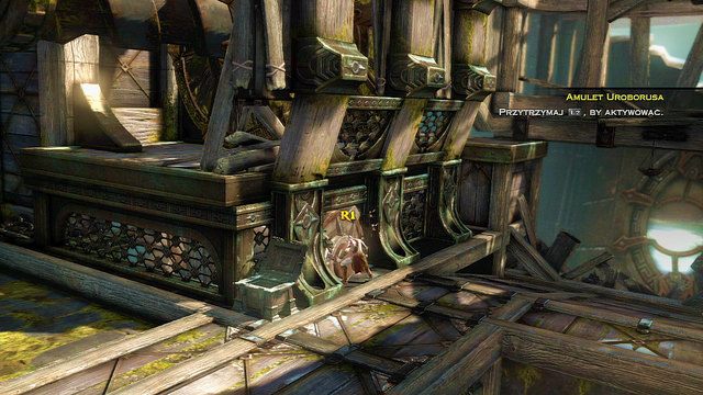 Udaj się najpierw w prawo po czerwoną skrzynię, a następnie w lewo do zielonej skrzyni i mechanizmu oznaczonego białym rozbłyskiem - Zniszczona głowa | God of War Wstąpienie - God of War: Ascension - poradnik do gry