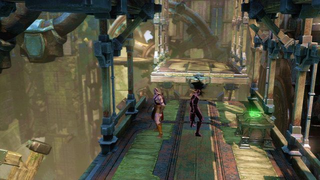 Gdy dojdziesz do skrzyni zmieniającej kolor podejdź do krawędzi pomostu i przyciągnij platformę oznaczoną białym łukiem - 21 - Przedramię Apollona (1) | Opis przejścia | God of War Wstąpienie - God of War: Ascension - poradnik do gry