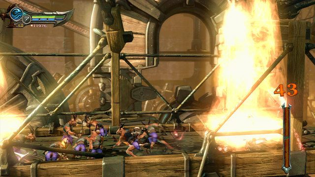 Udając się po taśmociągu w prawo zostaniesz zamknięty z obu stron przez płomienie zbliżające się do siebie - Droga na szczyt pieca | God of War Wstąpienie - God of War: Ascension - poradnik do gry