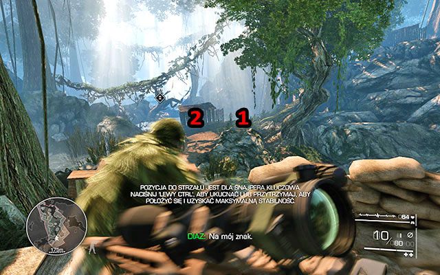 Po rozpoczęciu gry odczekaj, aż Twój kompan - Diaz - zlikwiduje jednego bandziora, po czym podpłyń i wespnij się na kładkę - Idź za Diazem i likwiduj wskazane cele | Akt 1 - Zanik łączności - Sniper: Ghost Warrior 2 - poradnik do gry