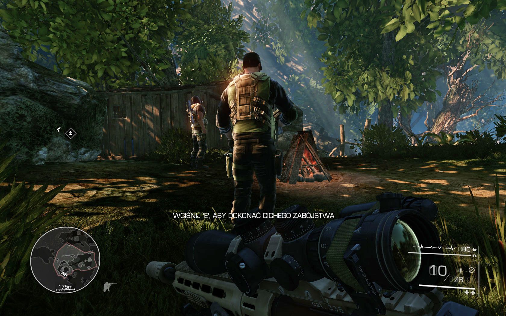 Skieruj się w lewo, pod most, gdzie przeczekasz chwilę aż cała zgraja nieprzyjaciół pójdzie w siną dal - Idź za Diazem i likwiduj wskazane cele | Akt 1 - Zanik łączności - Sniper: Ghost Warrior 2 - poradnik do gry