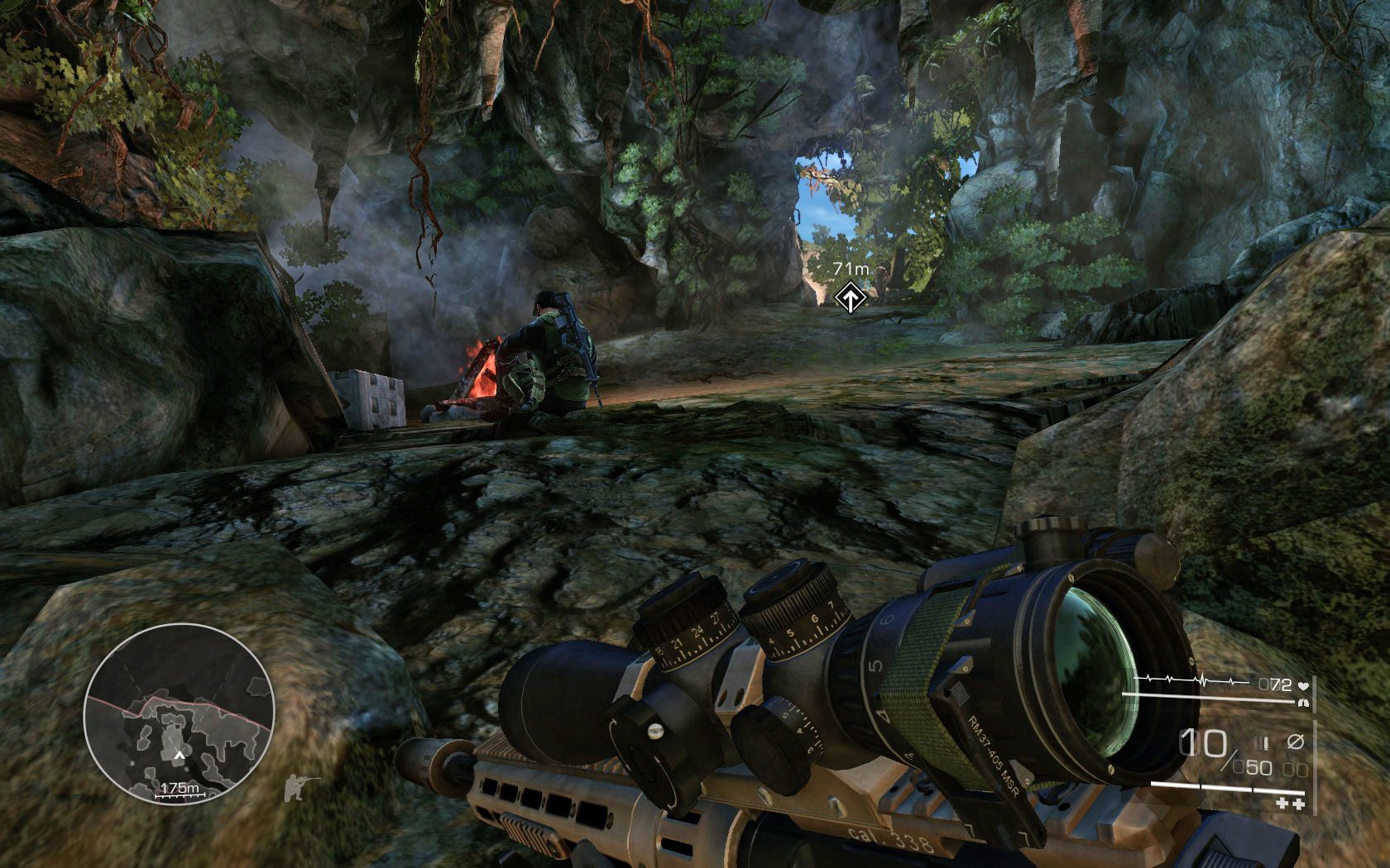 Zlikwiduj po cichu żołnierza siedzącego przy ognisku, po czym wyjdź z wody i powoli udaj się w stronę wyjścia z jaskini, którego strzeże kolejny wartownik - możesz go zabić przy pomocy snajperki [53m] bądź podejść i uśmiercić nożem - Przepłyń przejściem podziemnym i dostań się do wieży kościelnej | Akt 1 - Zanik łączności - Sniper: Ghost Warrior 2 - poradnik do gry