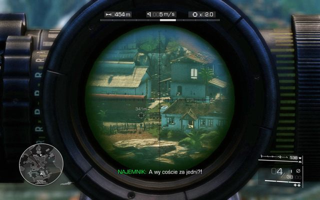 Pierwszy z kolejnych dwóch żołnierzy jest w ruchu - odczekaj, aż stanie nieopodal skrzynki z bezpiecznikami, po czym się go pozbądź [455m], nie zapominając także o drugim, stojącym wewnątrz budynku [475m] - Osłaniaj oddział szturmowy | Akt 1 - Zanik łączności | Sniper Ghost Warrior 2 - Sniper: Ghost Warrior 2 - poradnik do gry