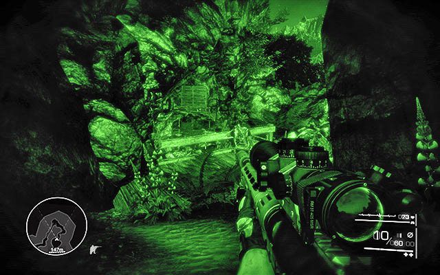 Zdecydowaną część tej misji spędzisz nosząc gogle noktowizyjne - aktywuj je odpowiednim przyciskiem i rusz przed siebie jedyną możliwą ścieżką - Przejdź przez jaskinie do punktu obserwacyjnego | Akt 1 - Znikąd - Sniper: Ghost Warrior 2 - poradnik do gry