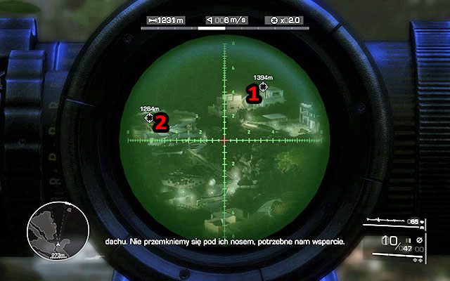 Kolejnym celem są dwaj snajperzy w najdalej na zachód wysuniętej części - ponownie skieruj lunetę odrobinę w lewo, by dostrzec dwóch strzelców [1290m] i [1395m] - Zlokalizuj jeńca; Osłaniaj oddział szturmowy | Akt 1 - Znikąd - Sniper: Ghost Warrior 2 - poradnik do gry