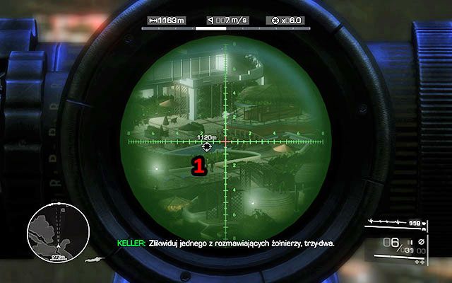 Na dziedzińcu pojawi się dwóch rozmawiających żołnierzy [1120m] - wystarczy, że zlikwidujesz tylko jednego, Twoi kompani zajmą się drugim - Zlokalizuj jeńca; Osłaniaj oddział szturmowy | Akt 1 - Znikąd - Sniper: Ghost Warrior 2 - poradnik do gry