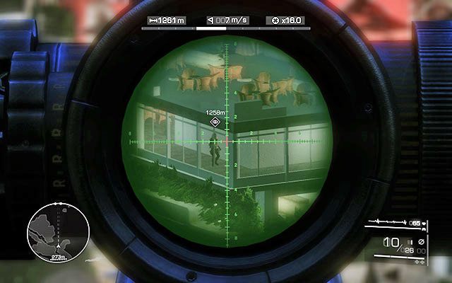 W korytarzu willi pojawi się jeden z najemników [1260m] - czym prędzej zlikwiduj drania, nim ten zdąży kogokolwiek zaalarmować - Zlokalizuj jeńca; Osłaniaj oddział szturmowy | Akt 1 - Znikąd - Sniper: Ghost Warrior 2 - poradnik do gry