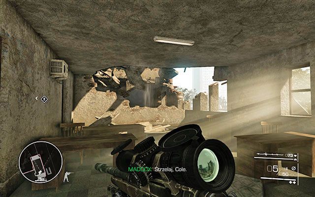 Po rozpoczęciu misji biegnij za Merinowem do budynku położonego nieopodal - Wejdź na trzecie piętro i zrób zdjęcia | Akt 2 - Triumf sprawiedliwości - Sniper: Ghost Warrior 2 - poradnik do gry