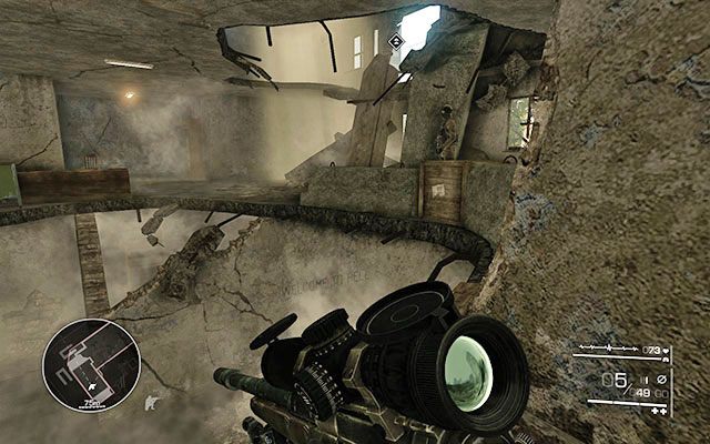 Po wyjściu na półpiętro zauważysz wroga w następnym pokoju - Wejdź na trzecie piętro i zrób zdjęcia | Akt 2 - Triumf sprawiedliwości - Sniper: Ghost Warrior 2 - poradnik do gry