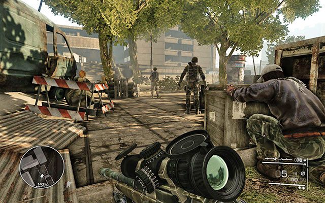 Po zakończeniu zabawy w fotografa udaj się dalej za Merinowem, po drodze przeczekując przejazd wrogiego czołgu za wrakiem pojazdu - Idź za Merinowem | Akt 2 - Triumf sprawiedliwości | Sniper Ghost Warrior 2 - Sniper: Ghost Warrior 2 - poradnik do gry