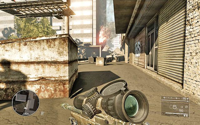 Wbiegnij po schodach, które widzisz przed sobą i schowaj się za śmietnikiem - Idź za Merinowem | Akt 2 - Triumf sprawiedliwości | Sniper Ghost Warrior 2 - Sniper: Ghost Warrior 2 - poradnik do gry