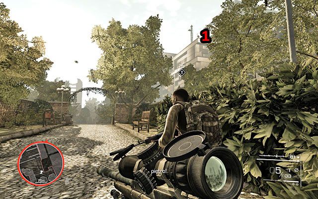 Po przejściu kilku kroków w głąb natkniesz się na kolejnego snajpera - tym razem na dachu budynku po prawej [150m] - Przedostań się przez park | Akt 2 - Triumf sprawiedliwości - Sniper: Ghost Warrior 2 - poradnik do gry