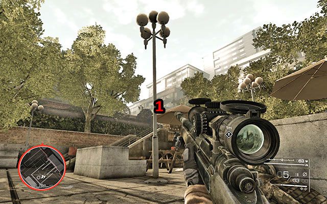 W tym momencie na placu pojawią się żołnierze - będziesz musiał walczyć na dość niewielkiej odległości, dlatego miej w pogotowiu pistolet z tłumikiem, gdyby któryś oponent przybiegł pod schody - Przedostań się przez park | Akt 2 - Triumf sprawiedliwości - Sniper: Ghost Warrior 2 - poradnik do gry