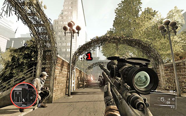 Gdy wybiegniesz z placu Merinow zostanie postrzelony - zlikwiduj snajpera siedzącego na dachu budynku w oddali uliczki [150m] - Przedostań się przez park | Akt 2 - Triumf sprawiedliwości - Sniper: Ghost Warrior 2 - poradnik do gry