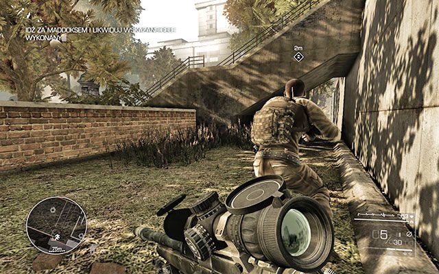 W kolejnej części parku natkniesz się na spora liczbę wroga - dobrym rozwiązaniem jest ominięcie ich po cichu - Przedostań się przez park | Akt 2 - Triumf sprawiedliwości - Sniper: Ghost Warrior 2 - poradnik do gry