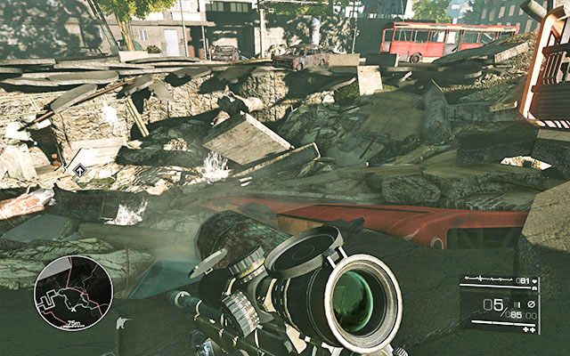 Po pozbyciu się wszystkich oponentów wydostań się z budynku i udaj się w stronę ogromnej dziury w ziemi, która prowadzi do kanałów - Przejdź kanałami do parku | Akt 2 - Duchy Sarajewa | Sniper Ghost Warrior 2 - Sniper: Ghost Warrior 2 - poradnik do gry