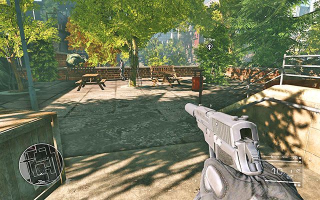 Warto także zlikwidować spacerującego po lewej wroga - ułatwi Ci to późniejsze zadanie - Niezauważenie przedostań się przez park | Akt 2 - Duchy Sarajewa - Sniper: Ghost Warrior 2 - poradnik do gry