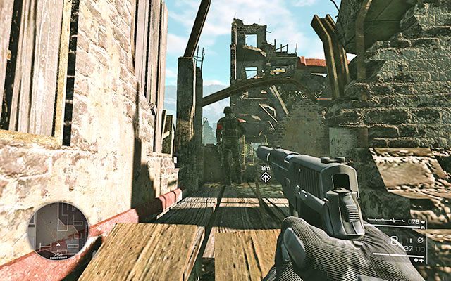 Wdrap się po gruzie do budynku uważając na przebywającego na piętrze żołnierza - pozbądź się go po cichu - Dotrzyj do hotelu; Zlikwiduj Carla Maddoksa | Akt 2 - Duchy Sarajewa - Sniper: Ghost Warrior 2 - poradnik do gry