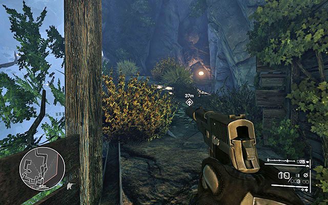 Kontynuuj wędrówkę w górę, uważając na jednego najemnika stojącego na drodze - odczekaj chwile, aż ten się zwinie i ruszy do magazynu - Niezauważenie odzyskaj broń; Zlikwiduj szperacz wraz z obsługą | Akt 3 - Spalone mosty - Sniper: Ghost Warrior 2 - poradnik do gry