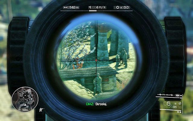 Nadejdzie pora na trzech najemników stojących na środku placu - nim jednak pociągniesz za spust pojawi się kolejny wróg, zbliżający się w stronę jednego z ciał przy przewróconej kolumnie - Zlikwiduj wrogów na placu | Akt 3 - Zła karma | Sniper Ghost Warrior 2 - Sniper: Ghost Warrior 2 - poradnik do gry