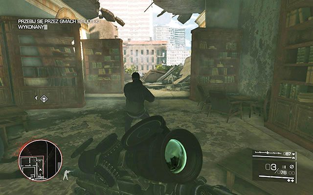 Na stoliku po prawej stronie wewnątrz gmachu biblioteki - natrafisz tam na dwójkę uciekinierów, którzy zostaną zestrzeleni przez snajpera - Akt 2 - Duchy Sarajewa | SEKRETY | Sniper Ghost Warrior 2 - Sniper: Ghost Warrior 2 - poradnik do gry