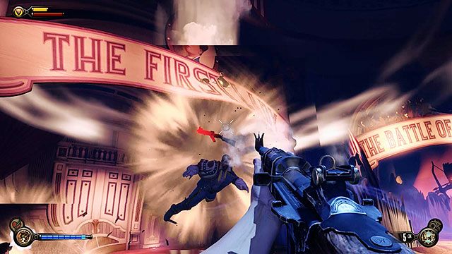 W głównej sali ponownie spotkasz się z oporem ze strony ludzi Slatea - Znajdź Slatea za pomnikiem Pierwszej Damy | Rozdział 10 - W Sali Bohaterów - BioShock: Infinite - poradnik do gry