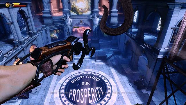 Na dziedzińcu trafisz na zamkniętą bramę, przez którą tylko Elizabeth jest w stanie się przecisnąć - Znajdź Slatea za pomnikiem Pierwszej Damy | Rozdział 10 - W Sali Bohaterów - BioShock: Infinite - poradnik do gry