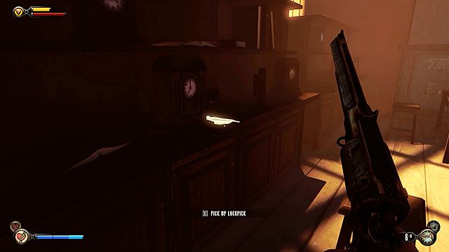 Po prawej stronie sklepu znajdziesz kolejny wytrych, leżący na regale, między zegarami - Znajdź rusznikarza Chen Lina | Rozdział 17 - Plac Żarliwości - BioShock: Infinite - poradnik do gry